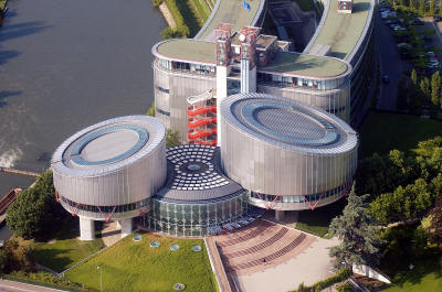  Voici le Palais des Droits de l' Homme  Strasbourg.